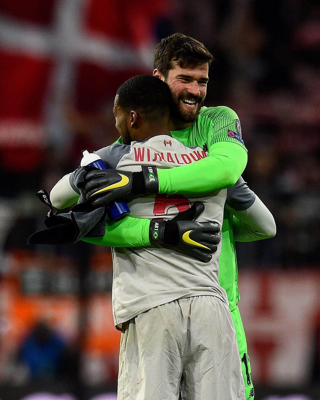 リヴァプールFCさんのインスタグラム写真 - (リヴァプールFCInstagram)「@alissonbecker 🤜🤛 @gwijnaldum #WeAreLiverpool #ThisMeansMore」3月15日 1時40分 - liverpoolfc