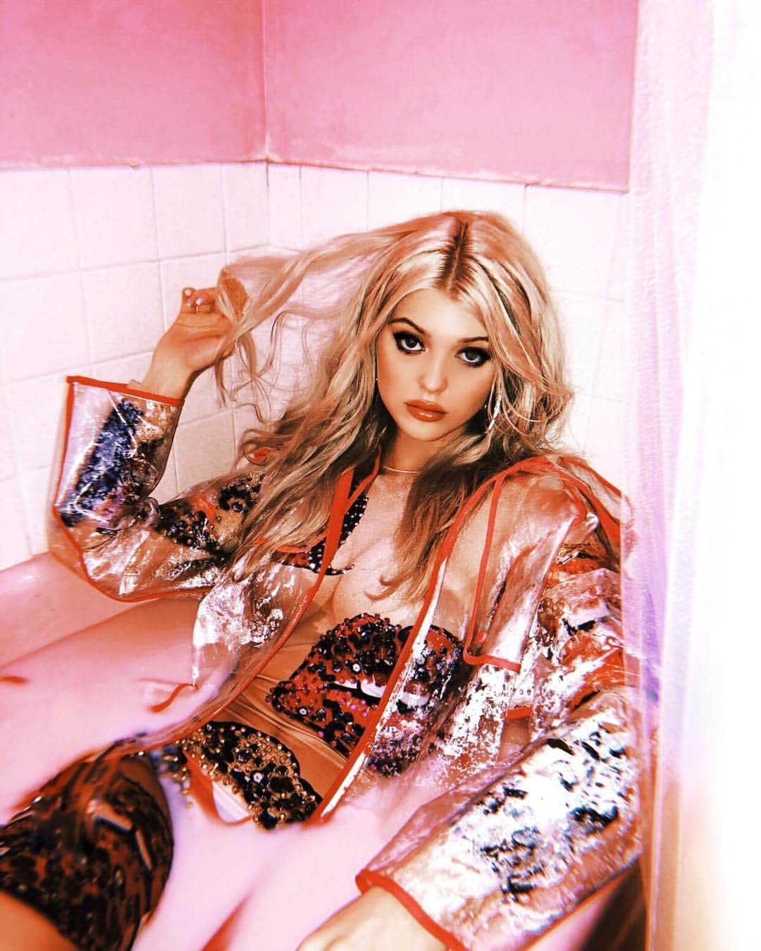 ローレン・グレイさんのインスタグラム写真 - (ローレン・グレイInstagram)「hi it’s me in a pink bathtub」3月15日 1時41分 - loren