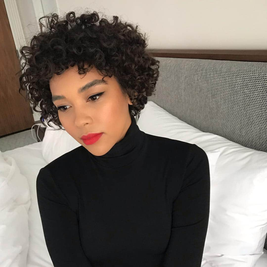 Lacy Redwayさんのインスタグラム写真 - (Lacy RedwayInstagram)「When your second day curls are even more popp’n than your first day curls. 😍😍😍😍 @alexandrashipppp  How many days after your wash day do you prefer your hairstyle ? I personally love hair that’s a little more lived in because I think it adds character . How about you?  Makeup and photo  @heithchanel  #HairByLacyRedway  #alexandrashipp  #xmendarkphoenix #shaft」3月15日 1時43分 - lacyredway