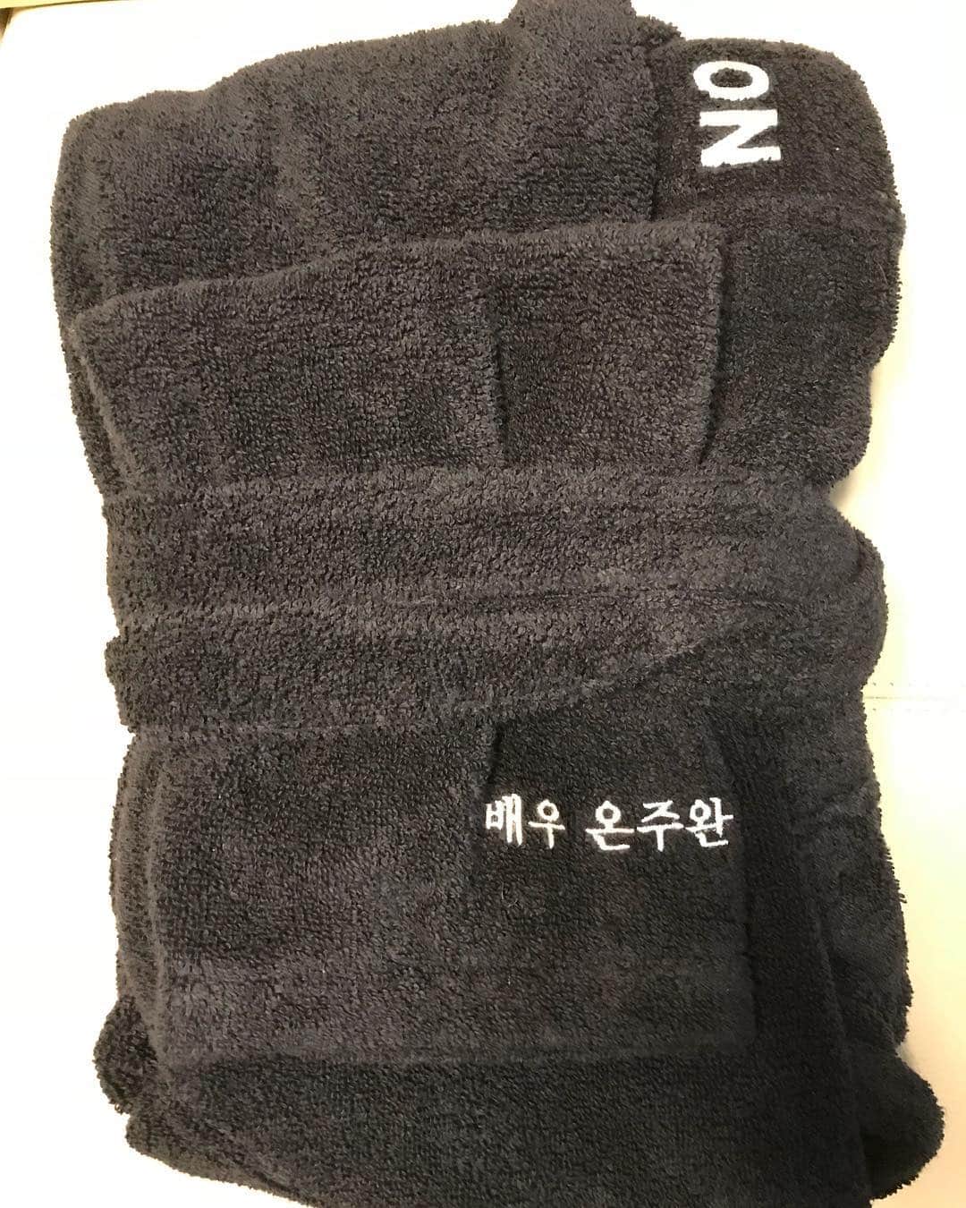 オン・ジュワンのインスタグラム：「#배우#온주완#ON#가운#그날들 공연 전 대기실에서 가운입고 다니는 동생들 볼때마다 사야지 생각만 하고있었는데🙄 너무 고마워 “온”가족들🙏 이거 머 아까워서 입겠어? 입어야지~ 잘입을께🙇‍♂️」