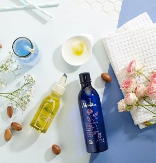 Melvita Officialのインスタグラム：「DIY 🌿⠀ Votre peau est gourmande et a besoin d’être nourrie! 😘⠀ ⠀ Réalisez votre Sirop Repulpant naturel & bio, le masque visage fait maison qui hydrate et réconforte votre peau.⠀ De l’Eau Florale de Rose hydratante et de l’Huile d’Argan nourrissante, et le tour est joué ! #Mix&Mask⠀ ⠀ #Ouialabeautébio #DIY #Doityourself #biocosmetics #Madeinfrance #skincare #melvita #arganoil」