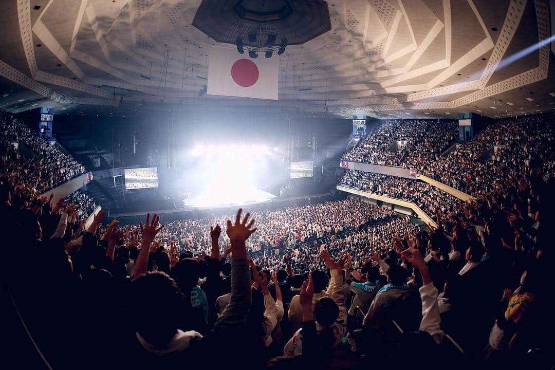 小川貴之のインスタグラム：「日本武道館より ツアーがスタート 音楽家として、鍵盤奏者として、作曲者として うるっときたシーンが何度もありました 安全第一でファイナルまで よろしくお願いします！ 撮影:後藤壮太郎 #sumika  #Chime」