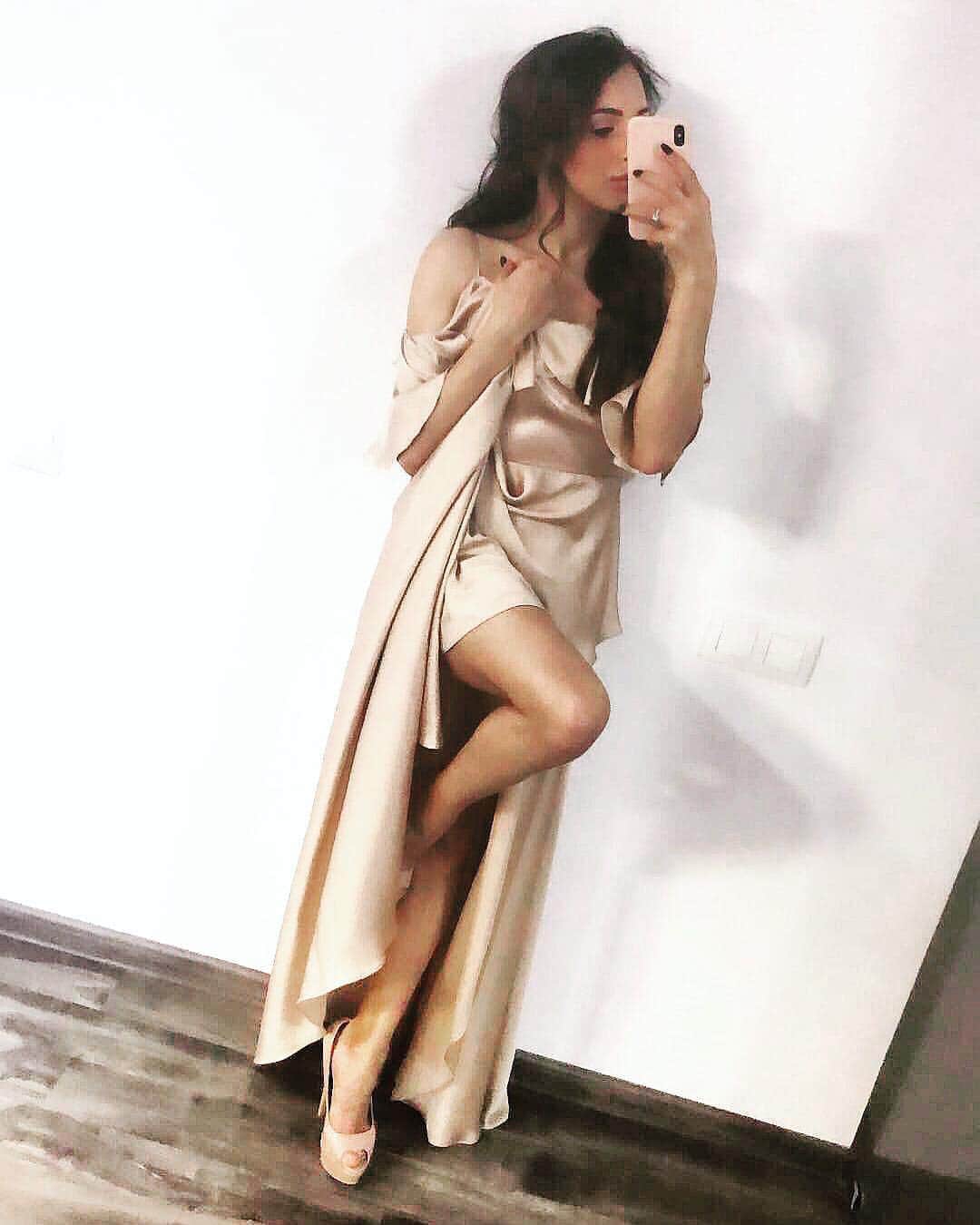ラリサ・ヨルダケのインスタグラム：「Cand o femeie te lasa sa joci, e pentru ca s-a decis cum sa te lase sa castigi sau sa pierzi...🦋」