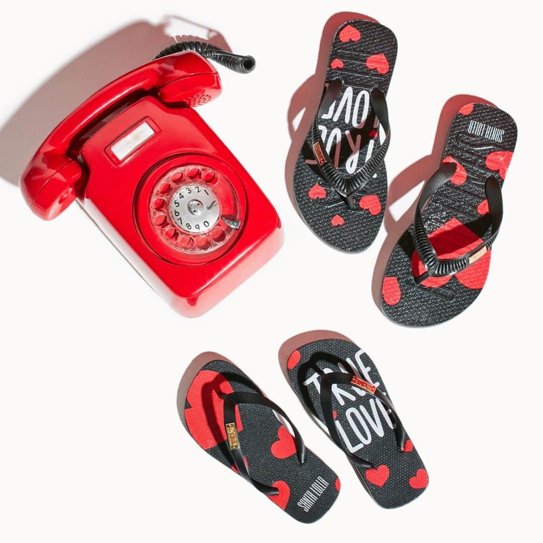 Santa Lollaさんのインスタグラム写真 - (Santa LollaInstagram)「Os nossos tradicionais flip flops também ganham prints da Linha Fun #TrueLove - em versão para mães e filhas. Para adicionar já na coleção! [ Adulto: R$59,90 | Infantil: R$49,90 ] #santalollainv19 #SLFun #flipflop」3月15日 2時00分 - santa_lolla
