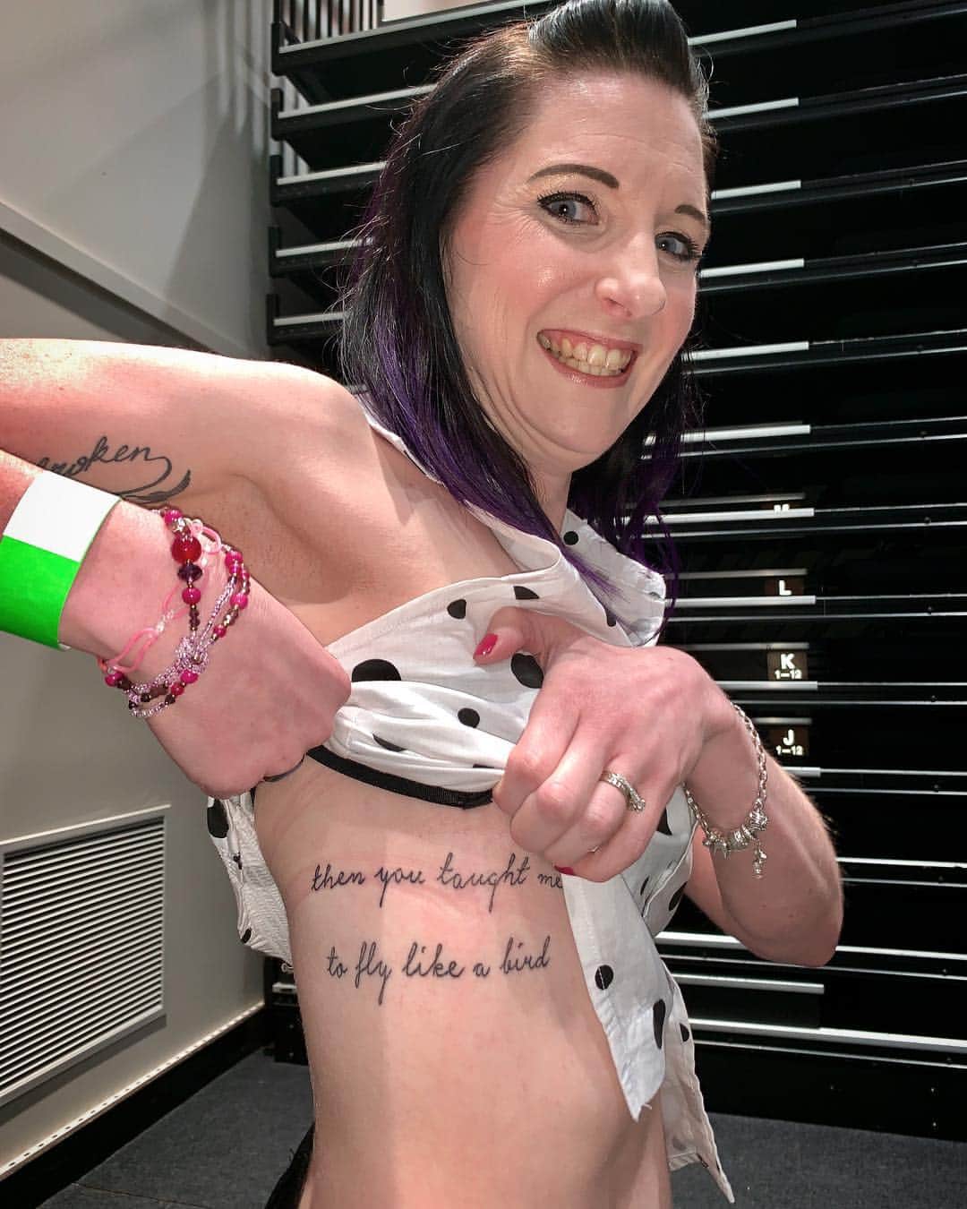 ブライアン・アダムスのインスタグラム：「After show CD signing in Wellington, New Zealand 🇳🇿! ❤️ #bryanadamsshinealight」