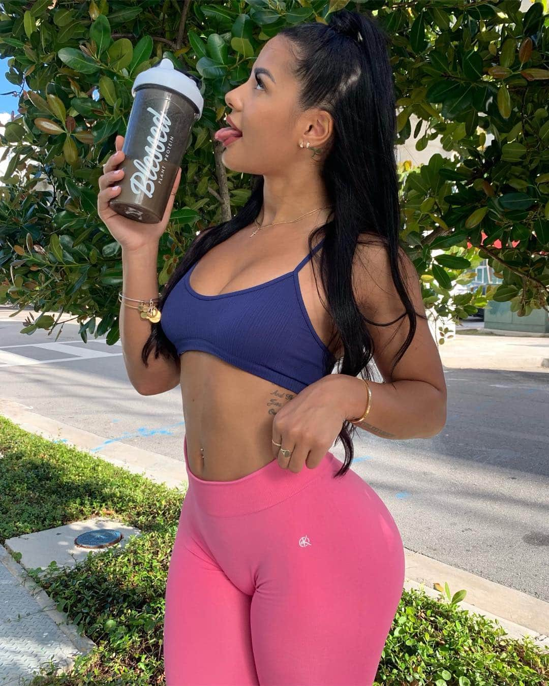 Katya Elise Henryさんのインスタグラム写真 - (Katya Elise HenryInstagram)「😛😛😛 @blessedprotein is the bomb.commmmm use my code KATYA10 to save $ on all ehp & blessed supps on www.ehplabs.com ~ leggings are @workouts_by_katya」3月15日 1時58分 - katyaelisehenry