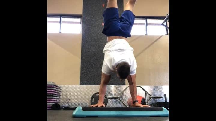 のインスタグラム：「Did two different circuits today. This was the second one.... - 10 sit ups with wall ball - handstand walk over 1 step - kettle bell high pull 3 rounds  Pretty fun! 🤘🏼 Also reppin the new @kagedmusclesupps St. Patrick’s day shirt you can get for free when you purchase over $75 on the website 🍀  #handstand #kettlebell #wallball #situp #kagedmuscle #circuittraining #traindifferent」