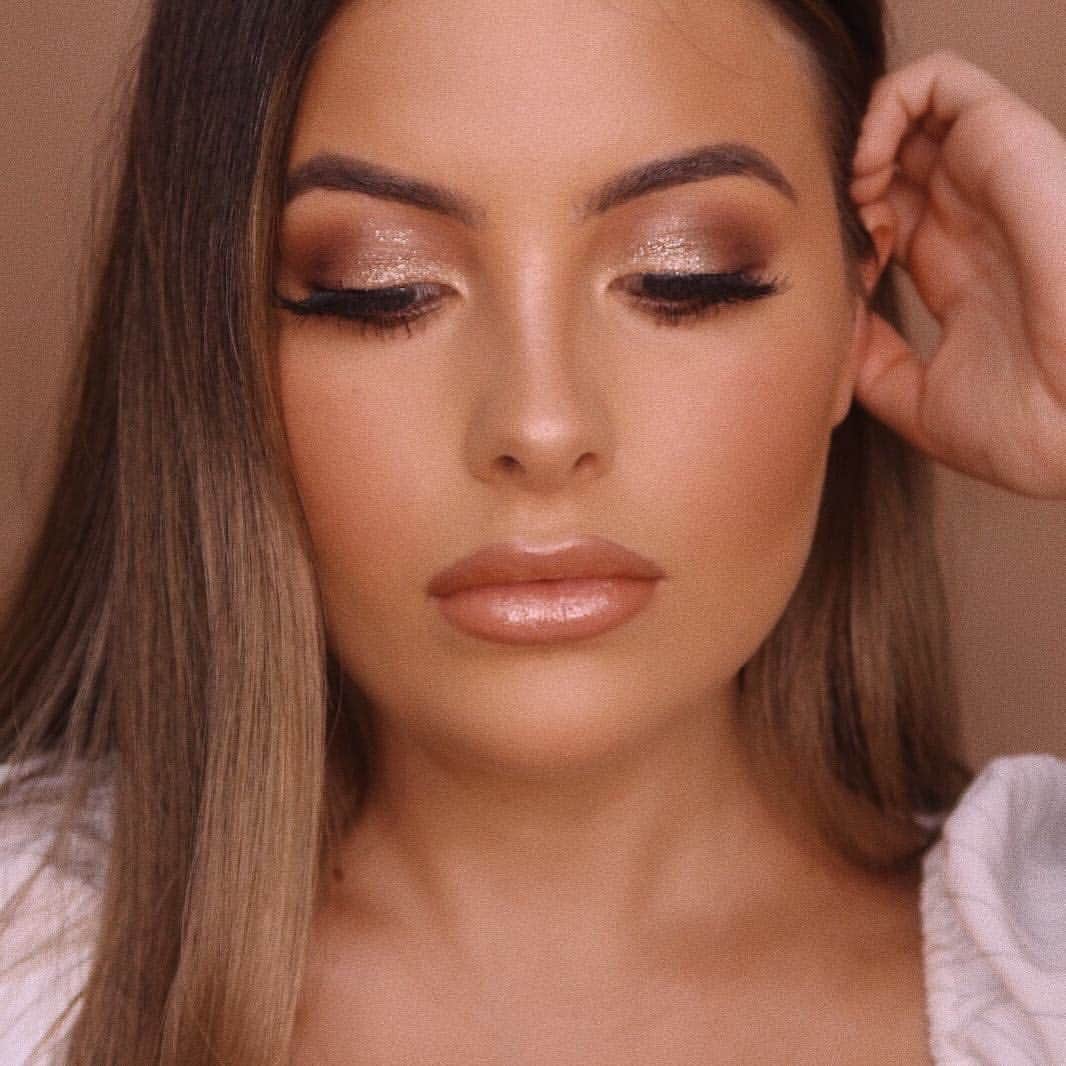 Too Facedさんのインスタグラム写真 - (Too FacedInstagram)「BABE Alert! 😍 @karlaroccuzzo looks GORGEOUS in our Pretty Rich Diamond Light Eye Shadow Palette, Born This Way Foundation in shade Natural Beige, Milk Chocolate Soleil Bronzer, Pineapple Paradise Strobing Bronzer, Fruit Cocktail Blush Duo in shade StrobeBerry, and Rich & Dazzling Lip Gloss in shade Social Butterfly! #regram #toofaced」3月15日 2時04分 - toofaced
