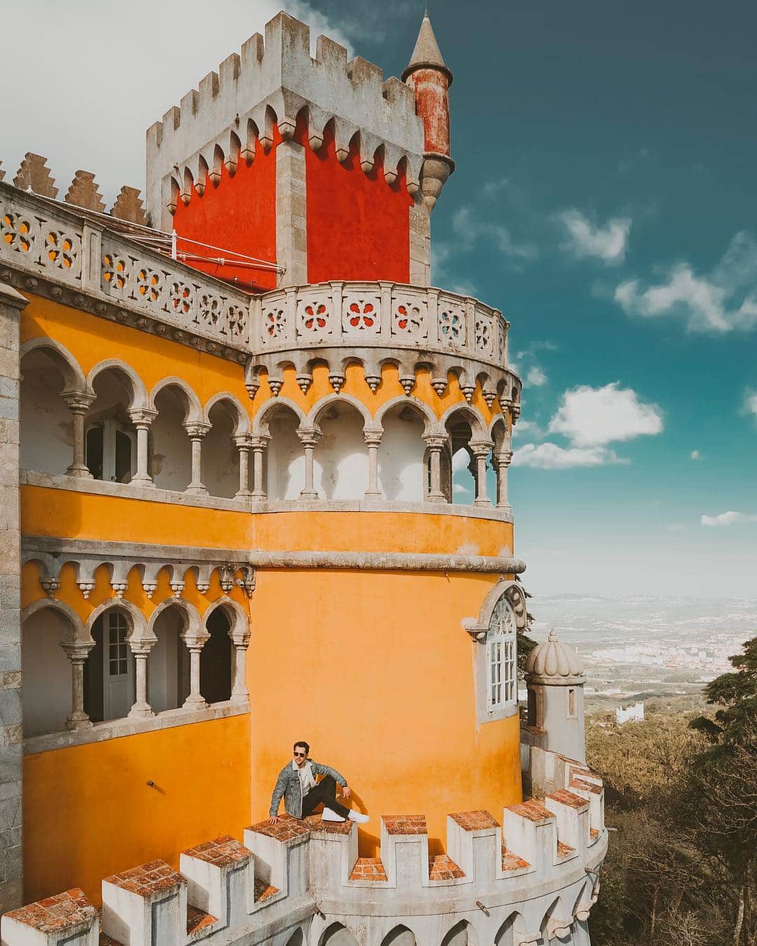 のインスタグラム：「Olá, como está? 🇵🇹 Portekiz’den sevgilerle.. 😎 19. yüzyılda II. Ferdinand tarafından kraliyet ailesinin yazlık olsun diye yaptırılan bu renkli saray, masallardan fırlamış gibi. Hikayelerde bu ve bunun gibi bir çok bilgiyi bulabilirsiniz.  @vodafonered ile #dünyaavucunuzda #sponsorlu」