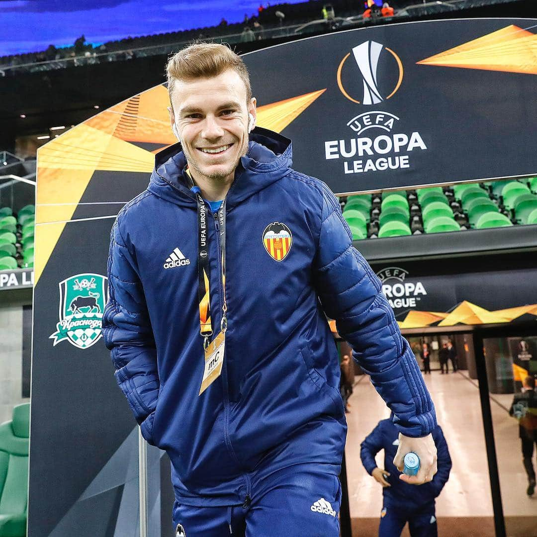 バレンシアCFさんのインスタグラム写真 - (バレンシアCFInstagram)「SMILE... big game ahead ⭐️ . Nos encanta la sonrisa @vitaldent_es de nuestro @tonilato3 😁 . #amuntvalencia #valenciacf #europaleague #matchday」3月15日 2時07分 - valenciacf