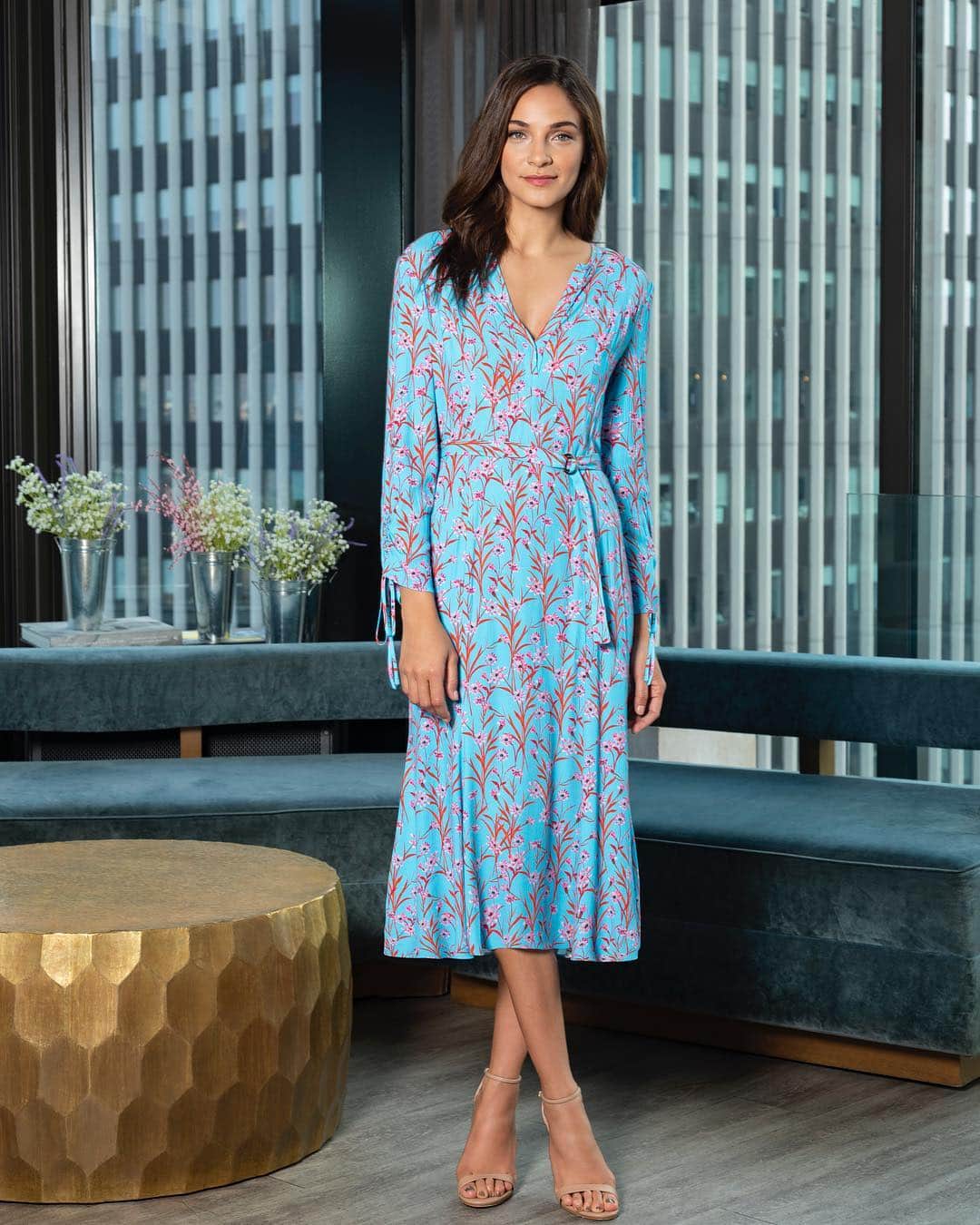 のインスタグラム：「Meet Cosmes. This midi silhouette is cut in our lightweight Cassis floral print and belted for the perfect fit! #shoshanna #spring #nyc」
