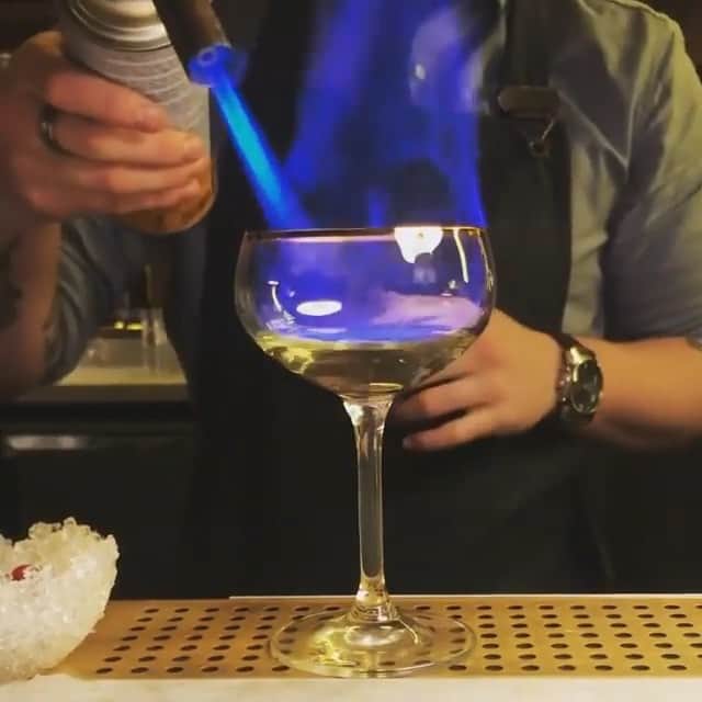 naildecorvideosのインスタグラム：「Cocktail making process 🍸 🔥 what’s your favourite drink? (Doesn’t have to be alcohol) @southasianseries」
