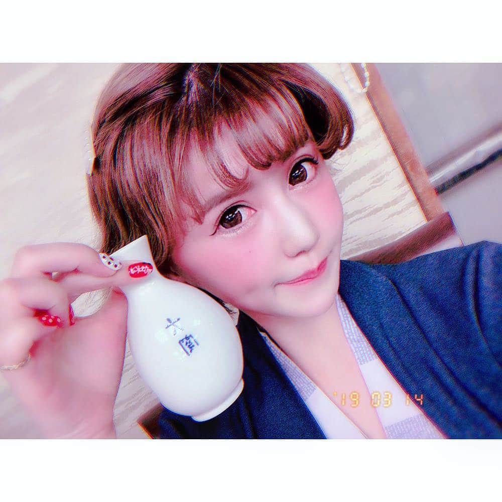 のインスタグラム：「日本酒さいくぅ⤴⤴¨̮♡ 寒い時は熱燗に限る😋🧡 ♡ 隣に座ってた おじいちゃんおばあちゃんとも 少し仲良くなれた気がして なんだか心がホッコリ(*´`)🍶✨ ♡ みんなにも幸あれ💕💗💕 今日はぐっすり眠れそう♪♪♪♪♪ おやすみぃ🐑💤💕 #温泉#日本酒#熱燗#旅女子#幸せ」