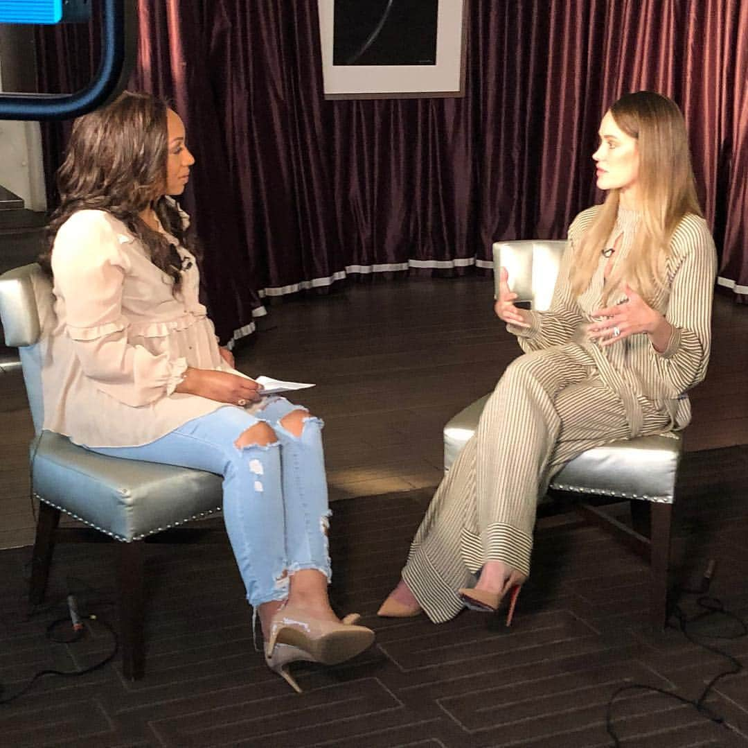 Peta Murgatroydさんのインスタグラム写真 - (Peta MurgatroydInstagram)「Such a pleasure sitting with this lovely woman @audralowetv talking all things @faithhopelovemovie ...💕 Thank you! XO」3月15日 2時19分 - petamurgatroyd