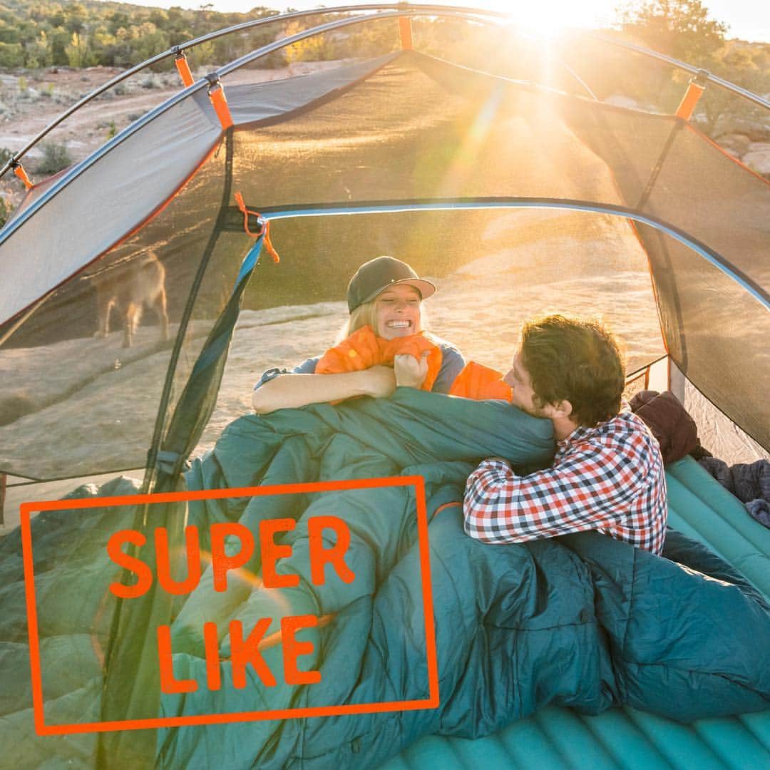 のインスタグラム：「About me: enjoys camping, big spoon, professional wedding speech giver & waffles for dinner.  About you: enjoys camping, little spoon, dances at weddings, brings the syrup. . . Get the bag made for spooning: Tru. Comfort Doublewide 20. Swipe < for more. #spooninginmummiesisfordummies #matchmadeinnature #builtforplay #keltybuilt #campinglife. 📷 @twm_photo」