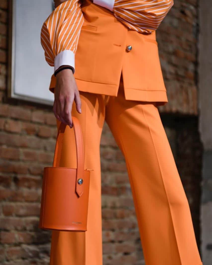 サラバターリアさんのインスタグラム写真 - (サラバターリアInstagram)「Colored Chic ~ #SaraBattagliaSS19 Orange Total Look and Katy Bucket Bag ~ now available online」3月15日 2時25分 - sarabattaglia