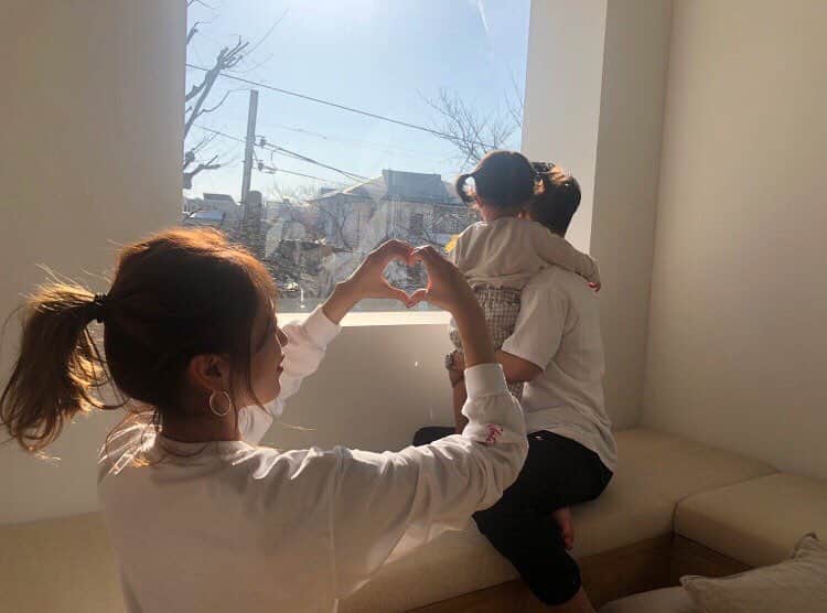 近藤千尋のインスタグラム：「パパにべったりな娘💓 @mamagirl_jp の撮影の時🥰  パンパースの #パンパースハート  キャンペーンに 参加させて頂いています❤️👶 赤ちゃんと一緒にハートマークを つくった写真ならなんでもOKです✨  #パンパースハート #パンパース #肌いち をつけて投稿すると、  すくすくギフトポイント100pt貰えます💓 「パンパース 1万回のLove」で検索して下さい☺️ #パンパースハート #パンパース #肌いち #pr」