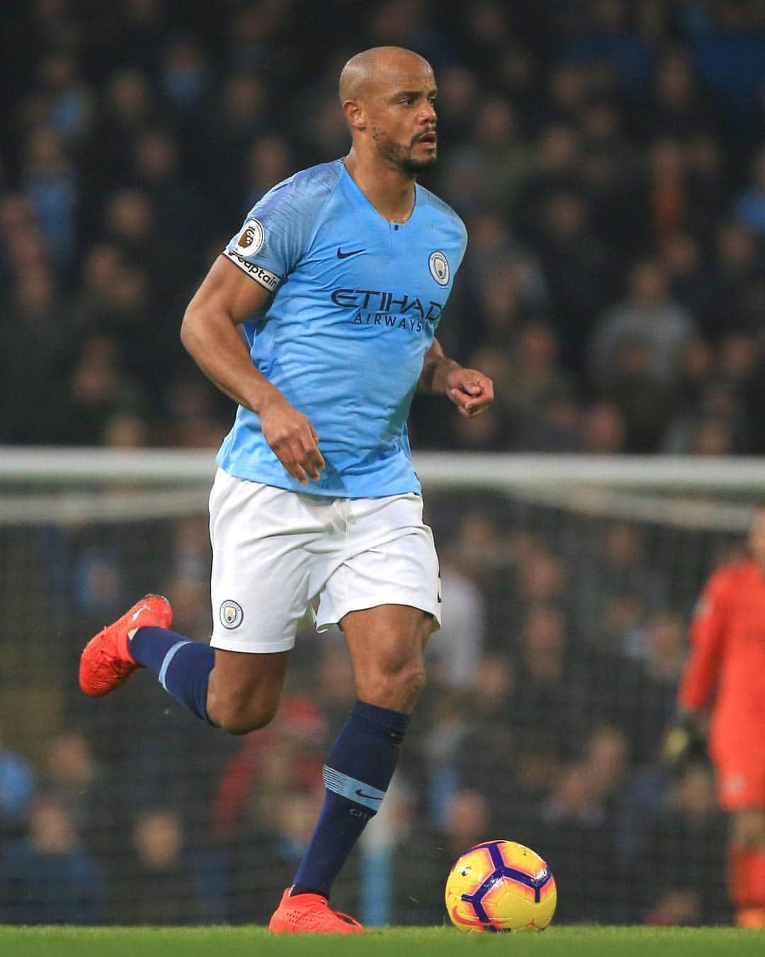 ヴァンサン・コンパニのインスタグラム：「Crucial win yesterday. Well done from the team again. 👊🏾 #mancity #fighttilltheend」