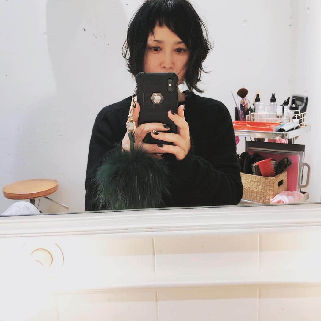 国生さゆりさんのインスタグラム写真 - (国生さゆりInstagram)「髪を切りました。ア、シンメトリーにしてもらいました。奔放な髪も健在で、私の奥底にある、甘えたい甘い女の子が表に出てきたようで、とても気に入りました✨😊✨✨#髪きりました #twiggy #スタイリング #国生さゆり」2月28日 17時43分 - sayurikokusho