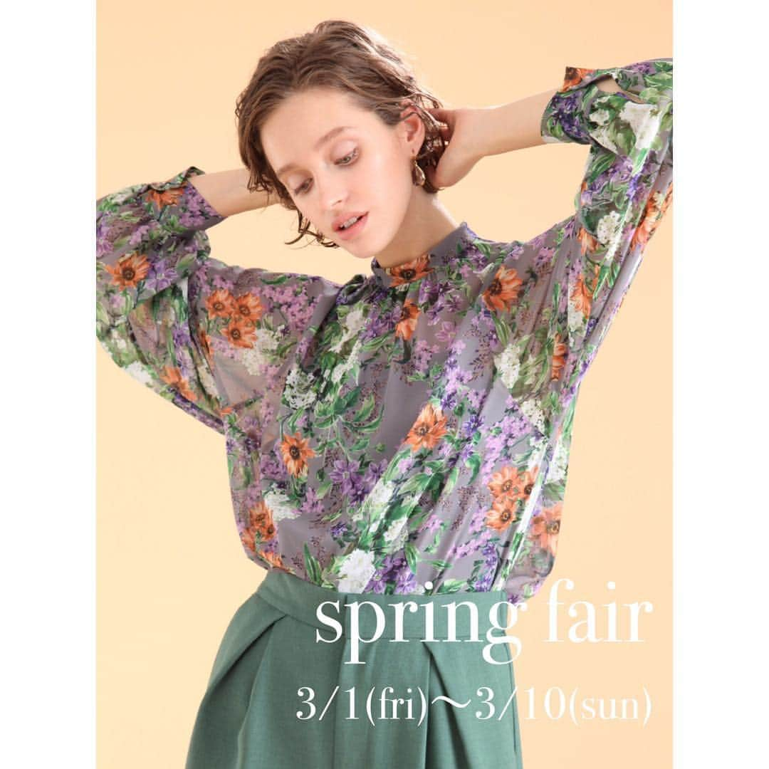 TIARAさんのインスタグラム写真 - (TIARAInstagram)「＊明日よりspring fair START＊ 明日より TIARA全店でspring fairがスタートいたします！ 3/1(fri)-3/10(sun) ・ 🧡Present🧡 期間中に税抜き3万円お買い上げの方にポーチを♪ 期間中に税抜き5万円お買い上げの方に巾着バッグを♪ プレゼントいたします🎁 #swipe⬅️ でノベルティもご覧になれます✨ なお、プレゼントは数量に限りがございますので、ご了承下さい。 ・ 🧡W-point🧡 期間中はメンバーズカードが通常の2倍！！ (税抜き5千円で1ポイントのところ期間中は2ポイント) 期間中に、税抜き5万円以上お買い上げでギフト券のプレゼントになります🎁 (浜松店を除きます) 🌟メンバーズカードは20ポイント貯まりますと¥5000のギフト券をプレゼントする、お得なカードになっております。 まだ、お持ちでない方はこの機会に是非ご登録下さいませ🌷 ・ blouse ¥23000＋tax こちらの花柄、予約会でも大変好評です♪数量少ないので、お求めの方は各店にお早めにお問い合わせ下さいませ❤︎ ・ ・ ・ #tiaramelrose #springfashion2019 #springfair2019 #春ファッション #スプリングフェア #stylepoint #花柄ブラウス #花柄 #ブラウスコーデ #きれいめコーデ #大人スタイル #おとな女子 #きちんとコーデ」2月28日 17時53分 - tiara_melrose