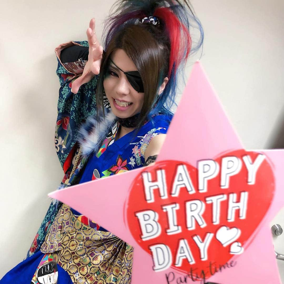 己龍さんのインスタグラム写真 - (己龍Instagram)「2019.02.24 新潟LOTS！完売御礼🎉 酒井参輝生誕祭🎂 ありがとうございました😊  #己龍 #kiryu #酒井参輝生誕祭 #酒井参輝 #黒崎眞弥 #九条武政 #一色日和 #遠海准司 #4日遅れの更新 #本日28日は #コドモドラゴン #ゆめの誕生日」2月28日 18時09分 - kiryu_official_1216