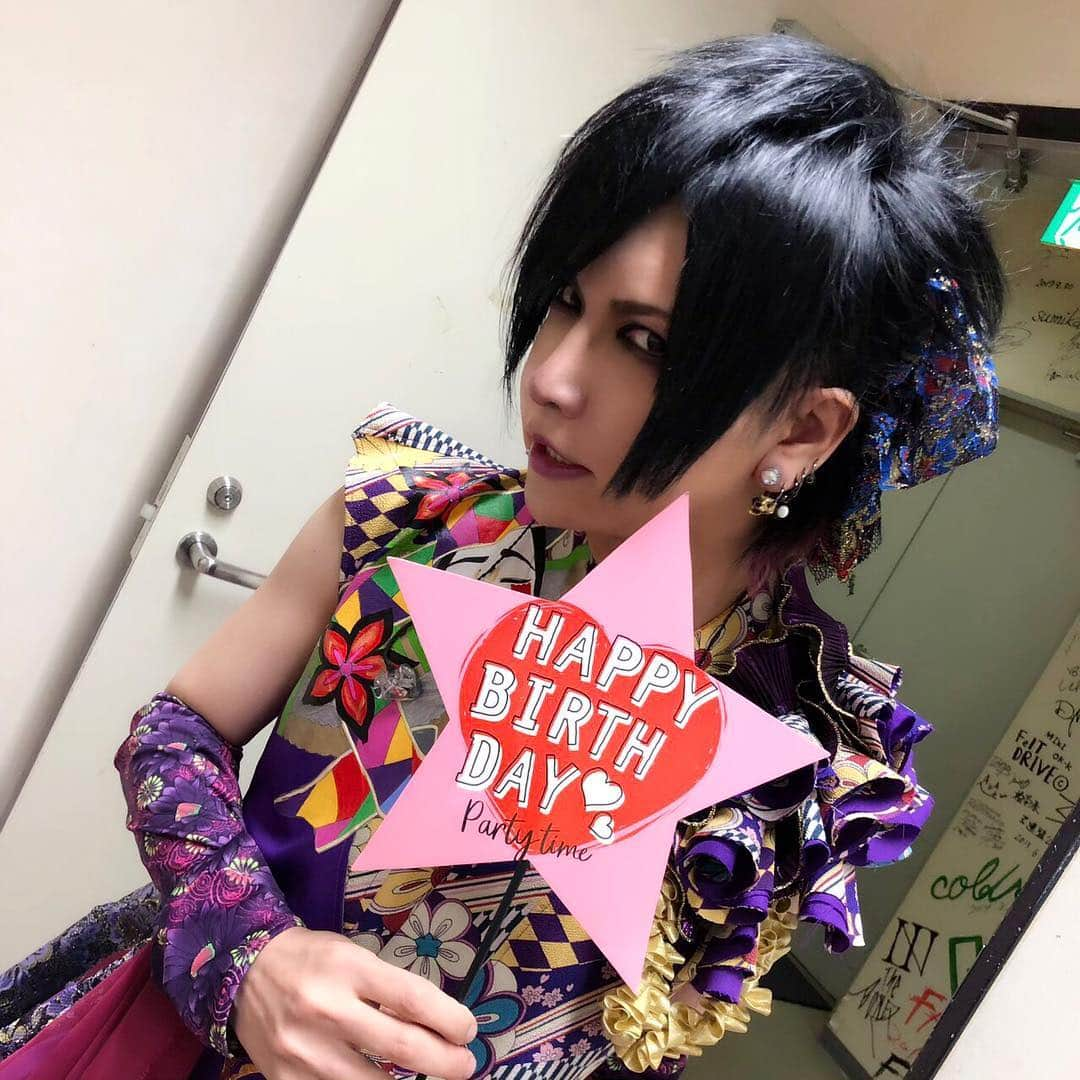 己龍さんのインスタグラム写真 - (己龍Instagram)「2019.02.24 新潟LOTS！完売御礼🎉 酒井参輝生誕祭🎂 ありがとうございました😊  #己龍 #kiryu #酒井参輝生誕祭 #酒井参輝 #黒崎眞弥 #九条武政 #一色日和 #遠海准司 #4日遅れの更新 #本日28日は #コドモドラゴン #ゆめの誕生日」2月28日 18時09分 - kiryu_official_1216