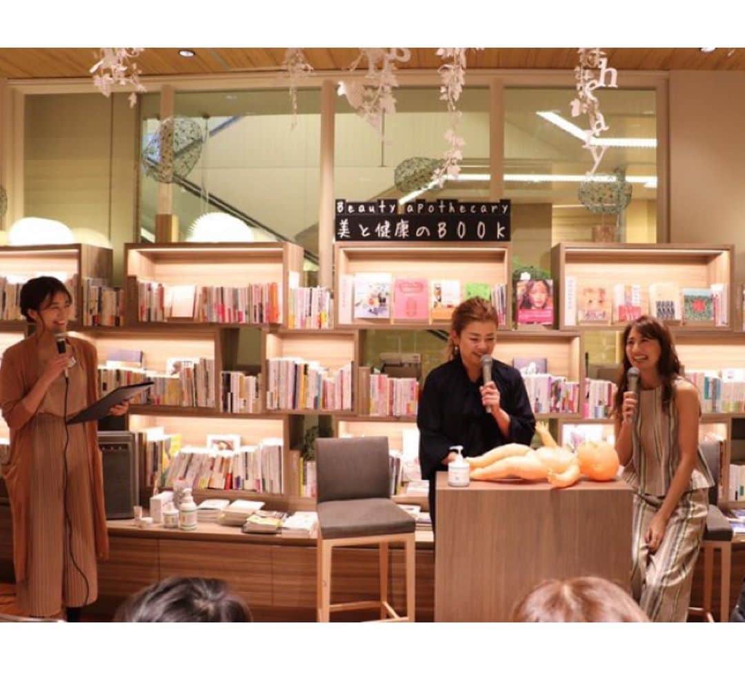 佐野真彩さんのインスタグラム写真 - (佐野真彩Instagram)「#東原亜希 さん❌ #高橋ミカ さんのトークショーのMCを務めさせていただきました。 赤ちゃんの時から保湿することが大事なんだと目からウロコのお話しが聞けました☺️ 赤ちゃん肌って言う位なので、 何もしない方が良いと勘違いしてました💦 ・ 久しぶりのあきさんはやっぱり優しくて綺麗でした🥰 山本さん (@yamamotosatoko)にも会えました❣️美 ・  #ISETAN #マザー #mc #司会 #新宿」2月28日 18時15分 - sano.maya