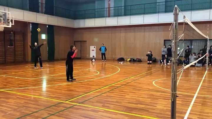 佐野優子のインスタグラム：「. 私の生まれ故郷、高槻市でのバレーボール交流会🏐サリーさんと👯‍♀️ . きっと初めて大きな体育館でバレーをしたのがこの場所かな…たぶん🤔 . 今回で第2回目の開催✨ 佐竹食品＊業務スーパー佐竹のスタッフの皆さん、 ありがとうございました◡̈⃝ᵗʱᵃᵑᵏઽ* . . ＊参加者の皆さんにも配って頂いたどら焼き‼︎めっちゃ美味しい😳買いに行こ🧺 . #高槻市  #バレーボール#volleyball #佐竹食品 #業務スーパー佐竹 #どら焼き」