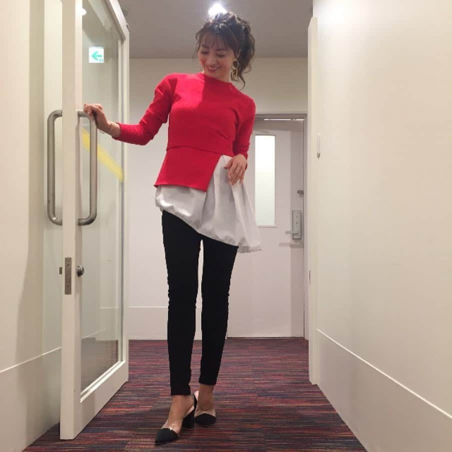 新山千春さんのインスタグラム写真 - (新山千春Instagram)「今日のお気に入りの衣装 . . 👚tops @amail_official 👠pumps  @esperanza_official . . PVCのクリアな靴 今年もやっぱり可愛いね😍  _____________________________________________________🌹  #shooting 🎬  #LA 好き💖 #♥️ #Japaneseactress #casualcoordinate #denimcoordinate #makeup #model  #mamastyle #Instagood #hairarrange #fashion  #outfit #casualstyle  #outfitstyle #촬영 #粉我 #나를따르라  #fashionistas #dailylook #coodinate #いいね 💘#フォロー ありがとうございます🌹#新山千春 #インスタ初心者 🌹 ______________________________________________」2月28日 18時56分 - chiharuuu_0114