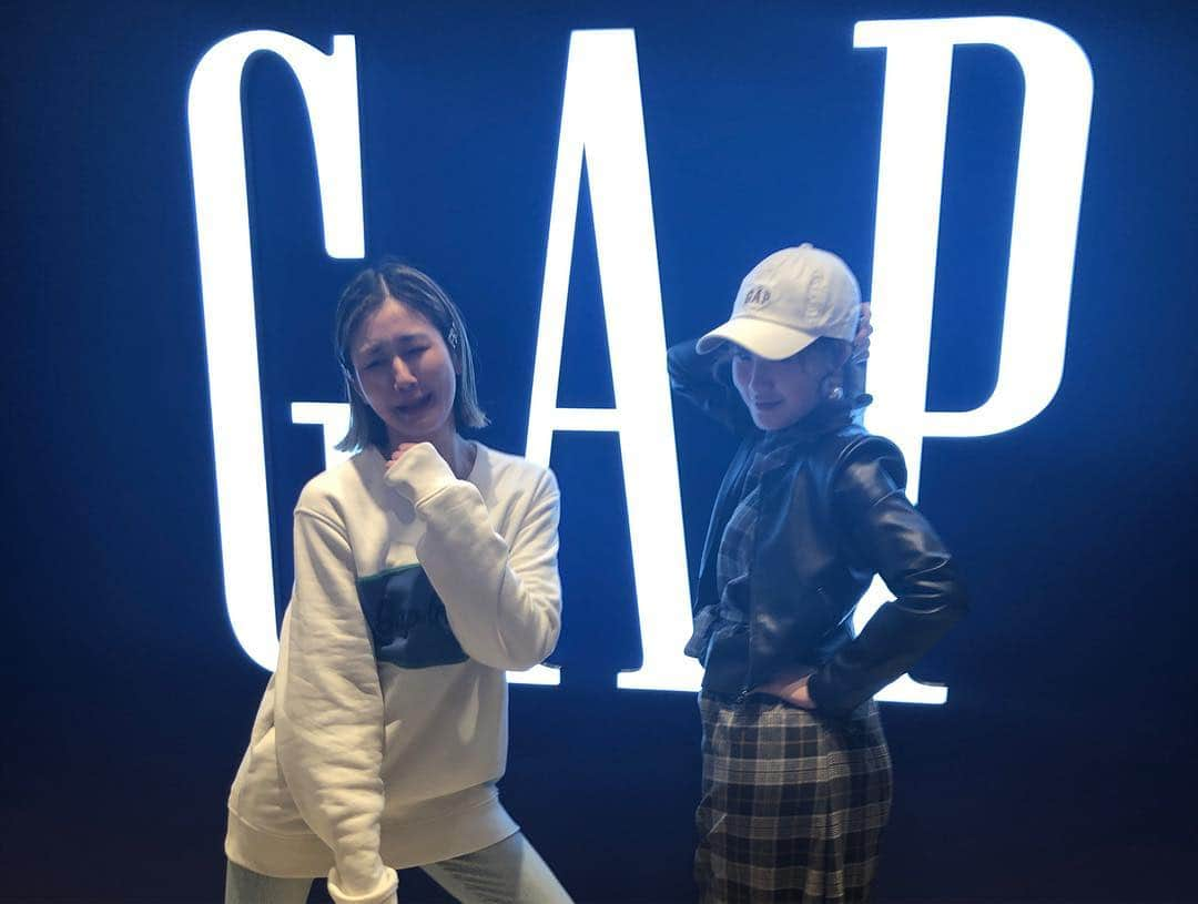 村上佳菜子さんのインスタグラム写真 - (村上佳菜子Instagram)「. . . GAP 展示会 みんなキメキメ😎 . GAPって小さい頃に練習で みーーんな着てたのよね。 だから、すっごい昔の大須の スケートリンク思い出して 嬉しい気持ちになる🤤 . . . @gap_jp」2月28日 10時35分 - kanako_m_official