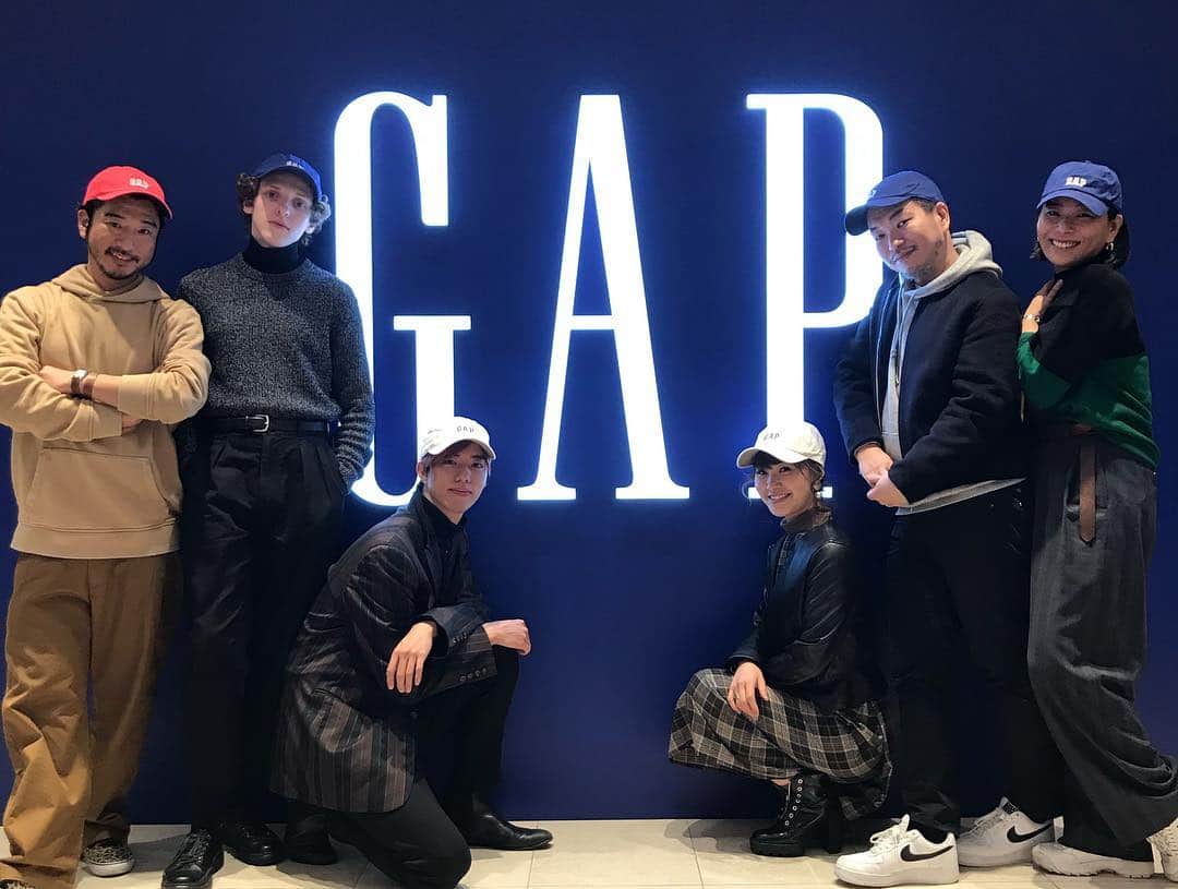 村上佳菜子さんのインスタグラム写真 - (村上佳菜子Instagram)「. . . GAP 展示会 みんなキメキメ😎 . GAPって小さい頃に練習で みーーんな着てたのよね。 だから、すっごい昔の大須の スケートリンク思い出して 嬉しい気持ちになる🤤 . . . @gap_jp」2月28日 10時35分 - kanako_m_official