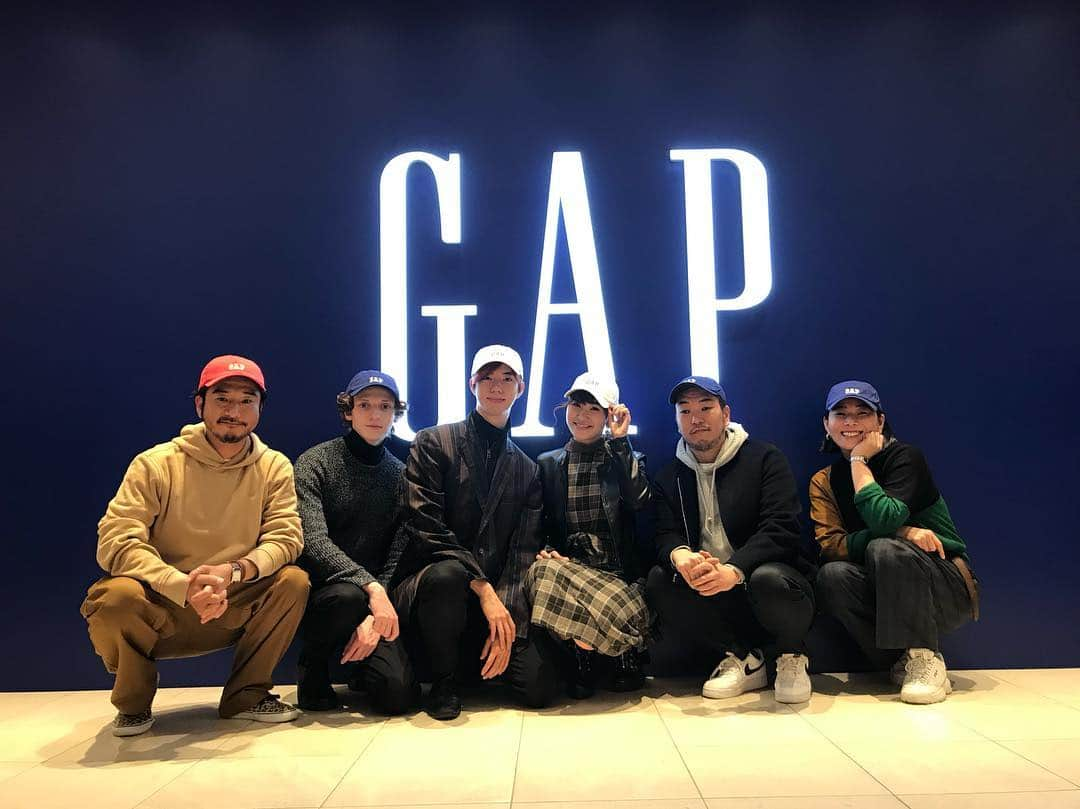 村上佳菜子さんのインスタグラム写真 - (村上佳菜子Instagram)「. . . GAP 展示会 みんなキメキメ😎 . GAPって小さい頃に練習で みーーんな着てたのよね。 だから、すっごい昔の大須の スケートリンク思い出して 嬉しい気持ちになる🤤 . . . @gap_jp」2月28日 10時35分 - kanako_m_official