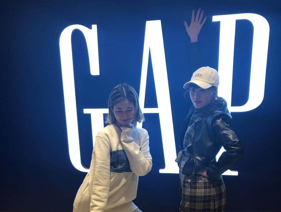 村上佳菜子さんのインスタグラム写真 - (村上佳菜子Instagram)「. . . GAP 展示会 みんなキメキメ😎 . GAPって小さい頃に練習で みーーんな着てたのよね。 だから、すっごい昔の大須の スケートリンク思い出して 嬉しい気持ちになる🤤 . . . @gap_jp」2月28日 10時35分 - kanako_m_official