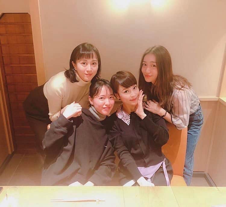 のインスタグラム：「@asami_kiyokawa : 退院して一週間。出産お祝いで久々の外食へ✨仕事にプライベートに真っ直ぐ生きる最強の仲良しの美女達が集まってくれた😹今日からまた頑張れそう！ そして、恵梨香ちゃんと優ちゃんは秋からの朝ドラ「スカーレット」の共演が決まって嬉しすぎるし、愛未ちゃんも次回朝ドラ「なつぞら」にでるのでこれも楽しみだ✨皆んな見てね！ #実は初の四人 #綺麗すぎる #戸田恵梨香 #大島優子 #比嘉愛未 #ずっと応援したいmuse三人 #清川あさみ #美女採集 #2回採集組 #あさゆう姉妹 #スカーレット #コードブルー #みんな内面も最高に素敵なんだよ✨#チビくん次男くんは家族がみてくれた #感謝 #笑い過ぎてお腹いたい #erikatoda #todaerika」