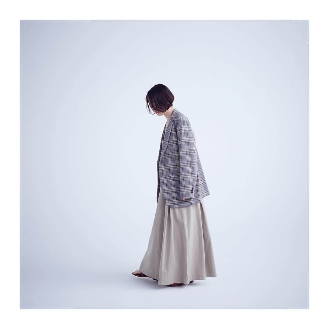 のインスタグラム：「今日はあいにくのお天気ですが、春はもうすぐそこまで。 . @phlannel の19 SSコレクションの第2弾がBLOOM&BRANCH各店にて3月1日より展開スタート。 . 着させてもらったもの全て素敵だったけど、個人的にはワンピースが欲しいなぁ…🤤 （去年同じような色のワンピースを買ったばかりだけど🙊） ジャケットの合わせも新鮮。 . #phlannel #bloomandbranch #よく身長をきかれますが158cmです #インスタだとなぜか高く見えるらしい #春コーデ」