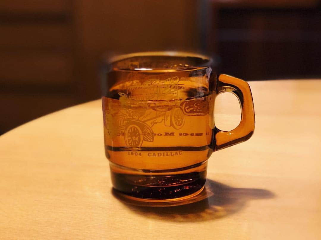 のインスタグラム：「Fire-Kingという概念☕︎ かなり前に米子のお店で出逢って、買おうか迷ってたら、OJがとうに過ぎた誕生日プレゼントにと買ってくれたんだね🎁 #fireking」