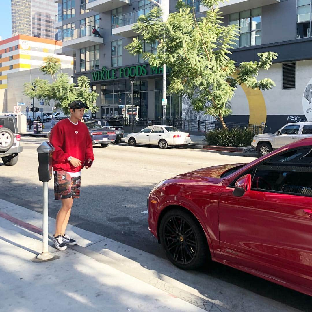 イ・ギウさんのインスタグラム写真 - (イ・ギウInstagram)「🦞vs🚗 .. .. #losangeles #red #ootd #날씨보소」2月28日 13時31分 - lee_kiwoo