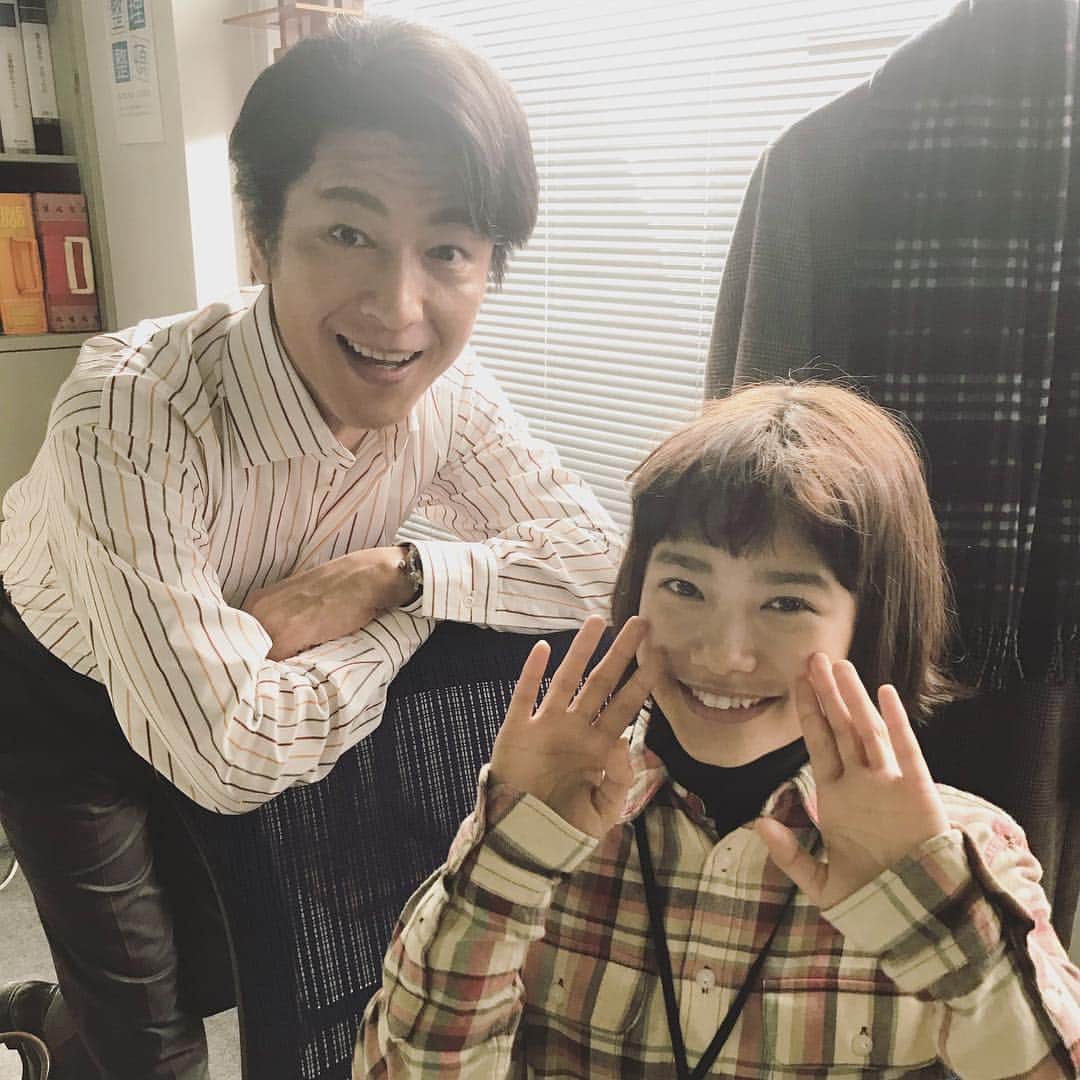 杉咲花のインスタグラム：「🔮🔮🔮 ドラマ「ハケン占い師アタル」 今夜、第７話のオンエアです。 及川さんはとても紳士な方で、 いつも本当に優しくしてくださるのですが なんだか及川さんがいらっしゃると、そのお人柄で より現場がまろやかな空気になる気がして みんな、だいすきなのです。 今夜はそんな及川さん演じるお騒がせ部長、 代々木さんの回。 ラストの表情が切なくて尊くて とっても素敵で、忘れられません。 皆さま、見逃してしまったらもったいないです。 ドラマは今日も夜９時から放送、！ 是非ご覧くださいね。 #ハケン占い師アタル」