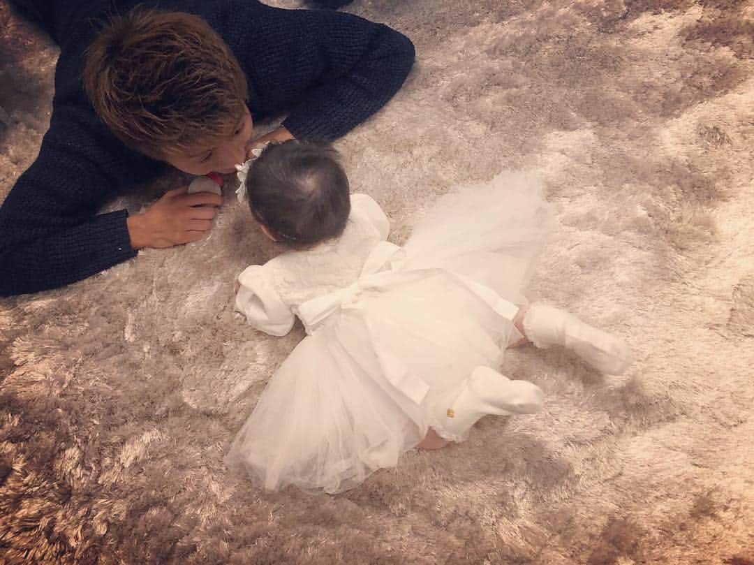 柿谷曜一朗さんのインスタグラム写真 柿谷曜一朗instagram 昨日は娘のお食い初めでした 帰ってきてうつ伏せの練習 100日 おめでとう うつ伏せさせて 疲れてきた時の 顔 ばりおもしろい どハマり中 笑 2月28日 14時03分 Yoichiro No 8