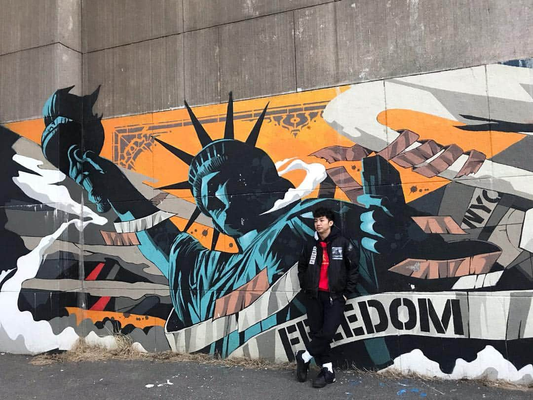 綾部祐二さんのインスタグラム写真 - (綾部祐二Instagram)「FREEDOM!! In Astoria Park. @dragon76art  hoodie & pants : @vetements_official  jacket: #roundellondon」2月28日 14時04分 - yujiayabe