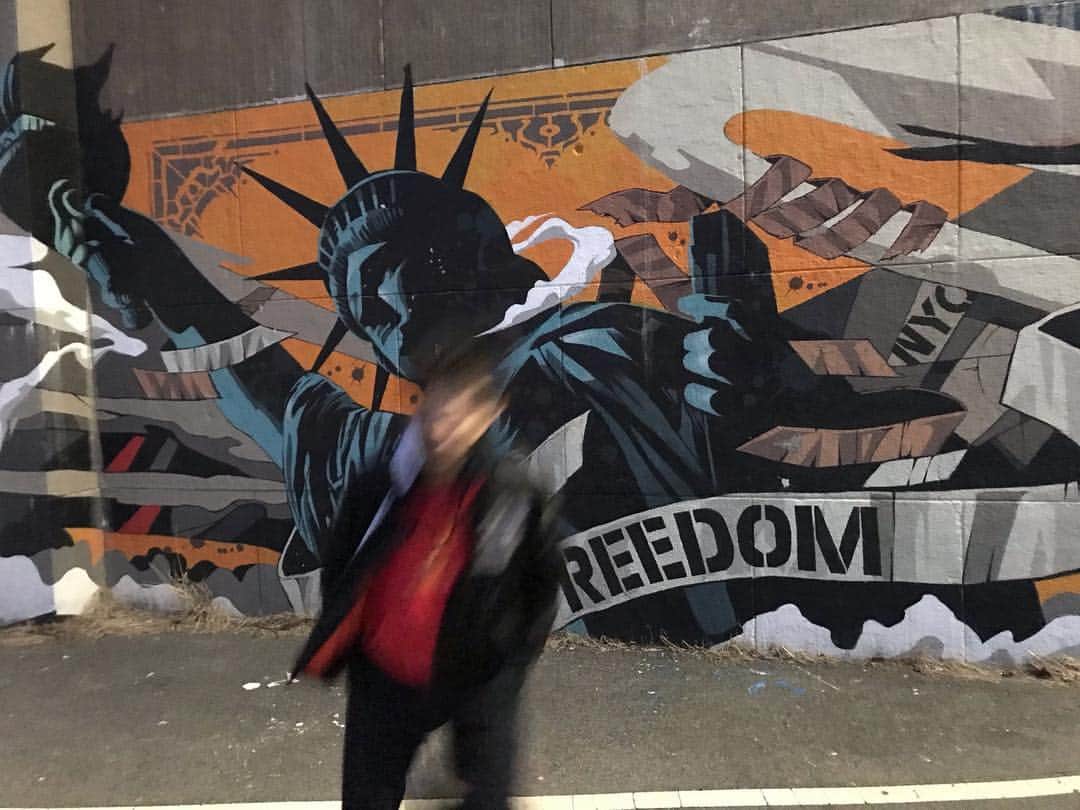 綾部祐二さんのインスタグラム写真 - (綾部祐二Instagram)「FREEDOM!! In Astoria Park. @dragon76art  hoodie & pants : @vetements_official  jacket: #roundellondon」2月28日 14時04分 - yujiayabe