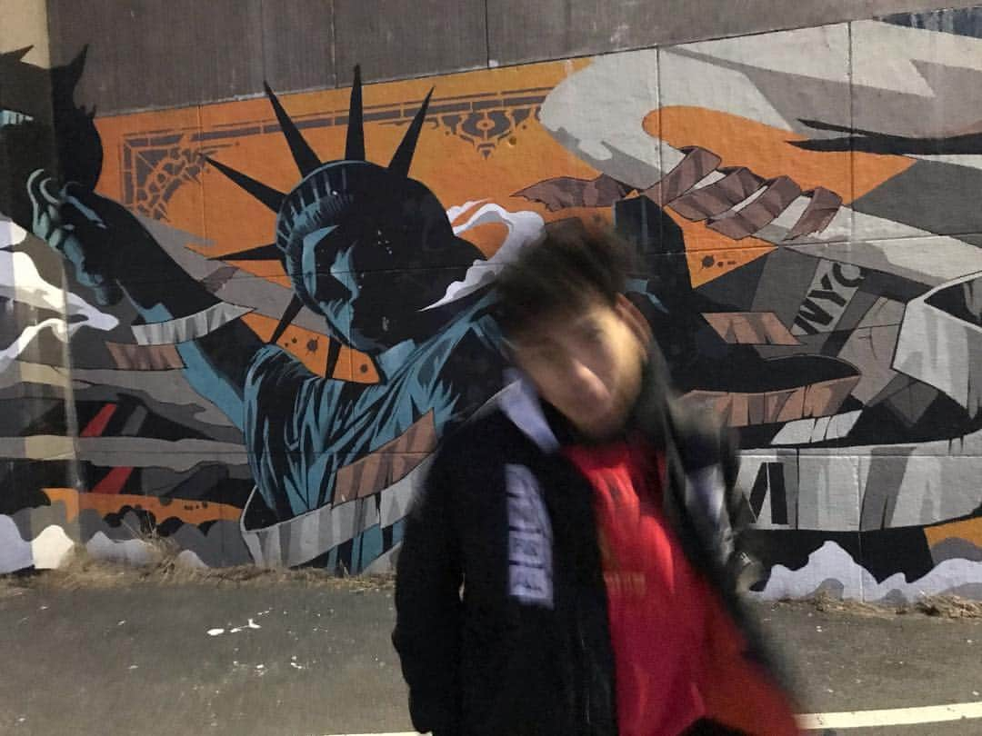 綾部祐二さんのインスタグラム写真 - (綾部祐二Instagram)「FREEDOM!! In Astoria Park. @dragon76art  hoodie & pants : @vetements_official  jacket: #roundellondon」2月28日 14時04分 - yujiayabe