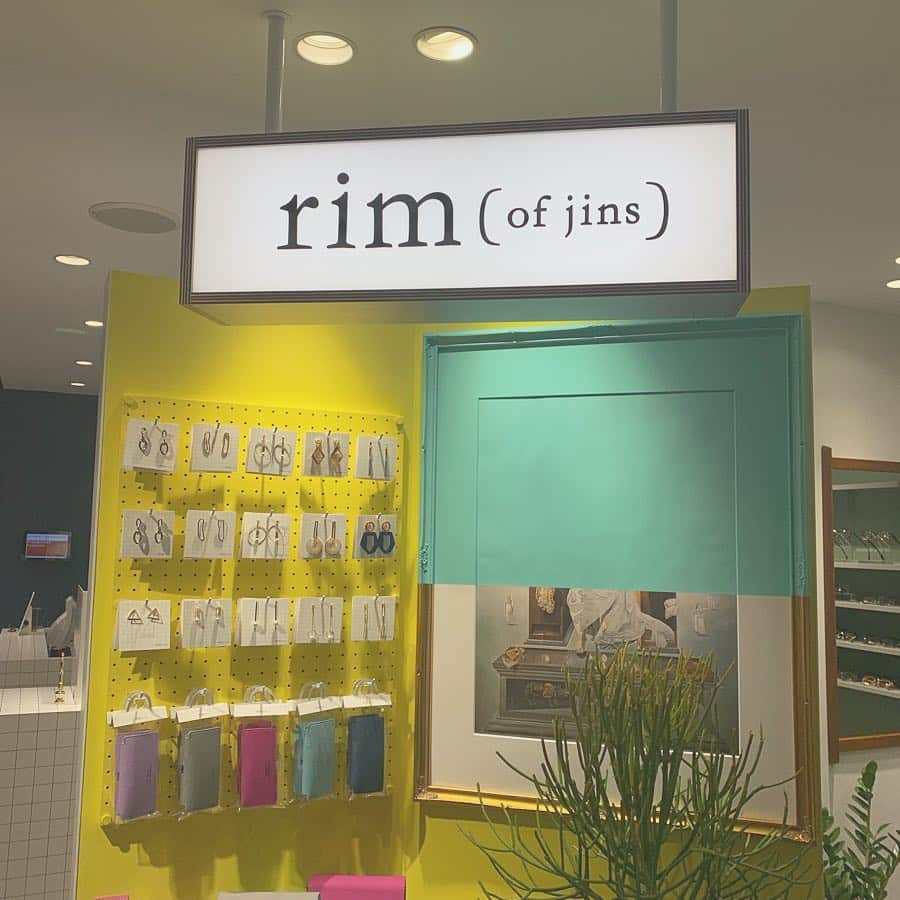 都丸紗也華さんのインスタグラム写真 - (都丸紗也華Instagram)「明日からリニューアルオープンする @rimofjins.official に行ってきました〜。店内もかわいくておしゃれなメガネたくさんあって迷ったから似合うの選んでもらった！ #rimofjins #メガネ #リニューアル」2月28日 15時02分 - tmrsyk