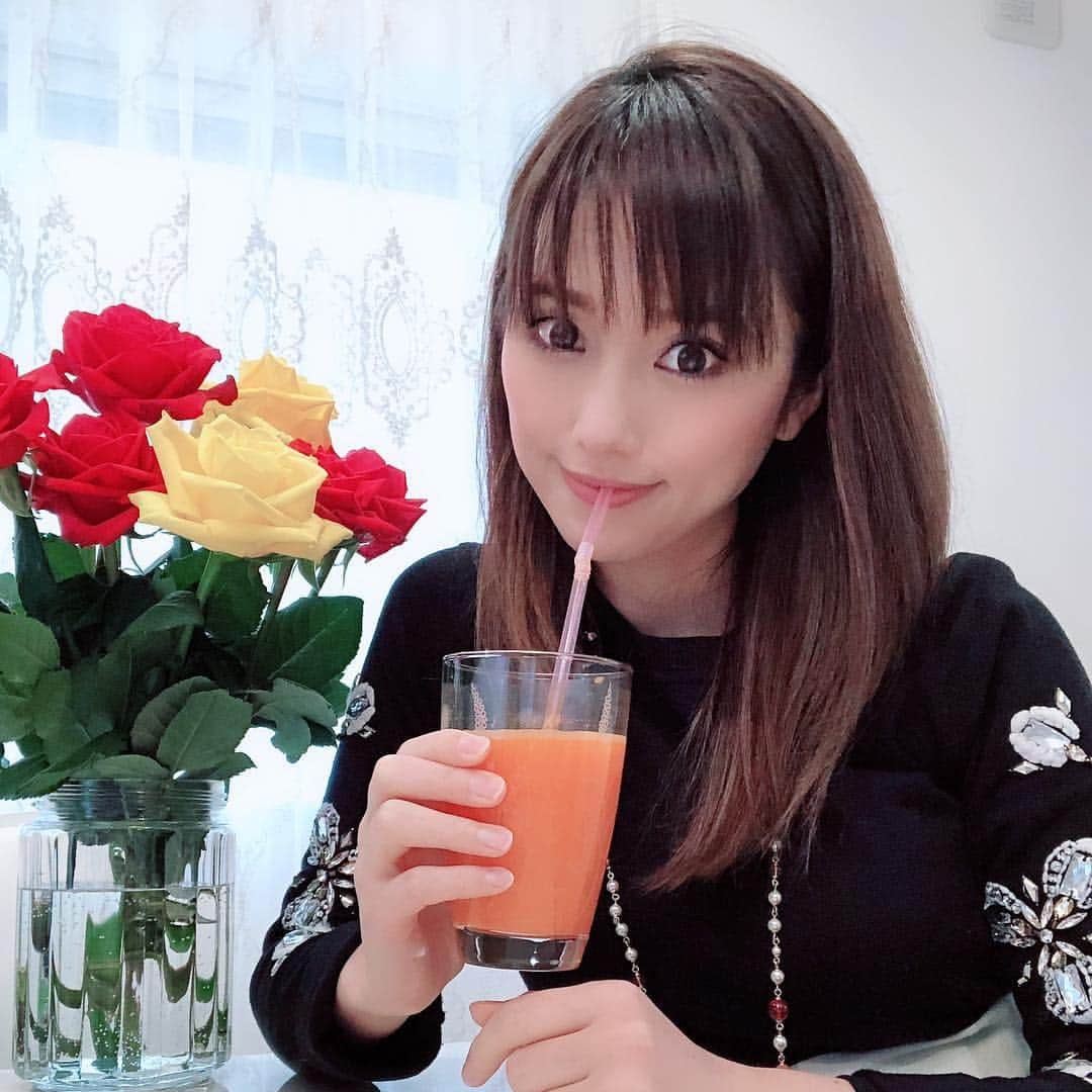 若月彩子のインスタグラム：「サボってた人参ジュース🥕 コールドプレスで、体調の為に、復活させました😌 毎日大変だけど、健康イチバン🥕 #人参ジュース#コールドプレスジュース#人参#みかん#みかんジュース#フレッシュジュース#手作り#毎日続けることが大事#美容ジュース#アンチエイジング#体の中からキレイに#美味しいジュース#若月彩子」