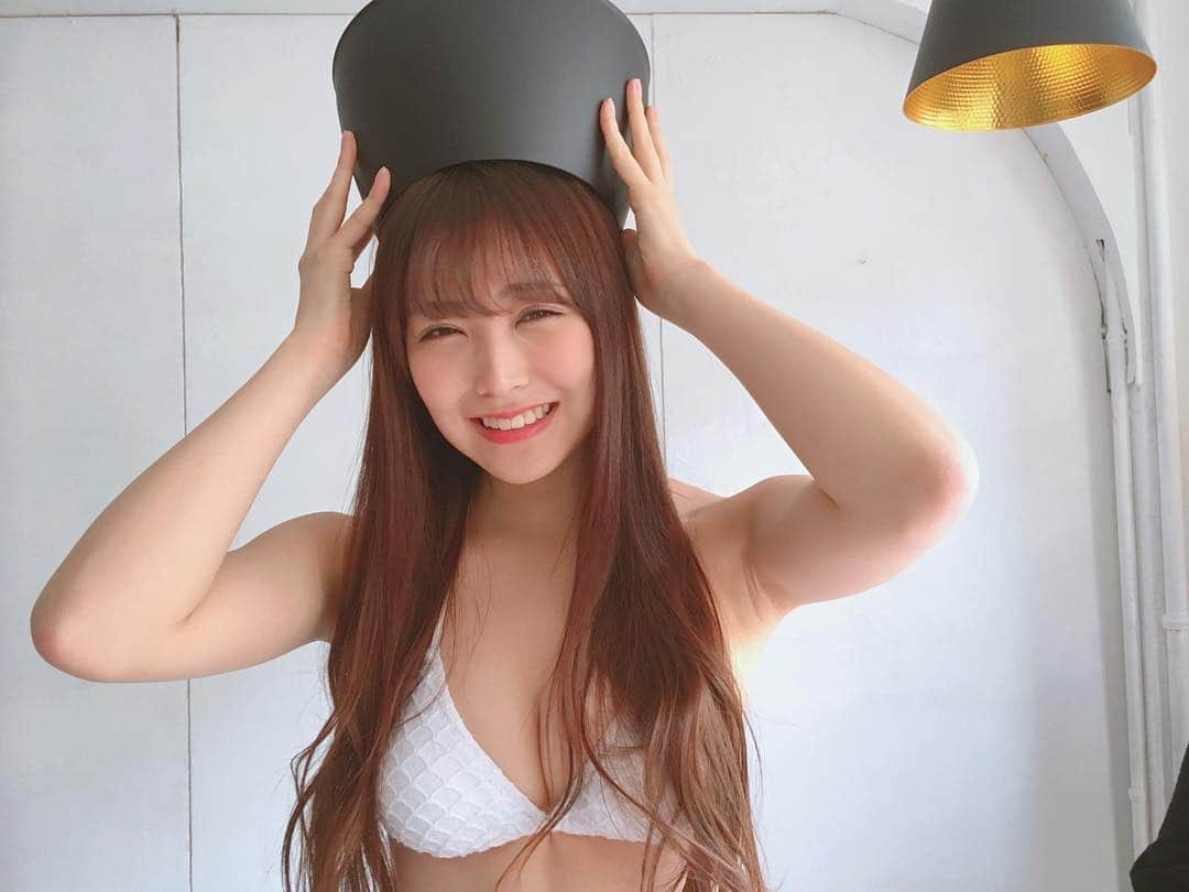 白間美瑠さんのインスタグラム写真 - (白間美瑠Instagram)「オフショット① 発売中ー！月刊エンタメ！ 変な形の電気見つけて、被ってます😂😂笑」2月28日 19時35分 - shiro36run