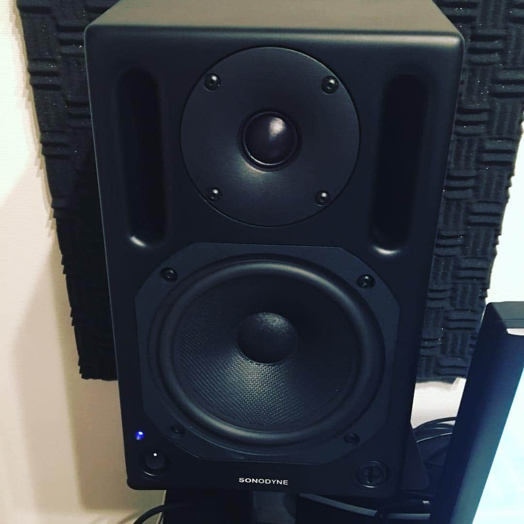 大森皓のインスタグラム：「mixwaveさんにモニタースピーカーを送って頂きました。SONODYNEのSM 100Ak ありがとうございます😊 #sonodyne #studiolife」