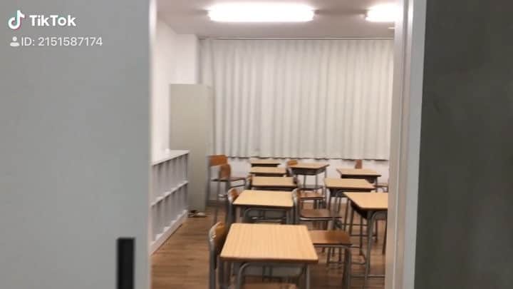どば師匠のインスタグラム：「この前のスクールスタジオでの動画。楽しかったなぁ。  #レイクレ #どば師匠 #youtube #youtuber #おもしろ動画 #おもしろ #ネタ #ネタ動画 #3年a組今から皆さんは人質です #3年a組 #菅田将暉 #イケメン #男前 #永野芽郁 #川栄李奈 #GTO#チャンネル登録 #いいね👍 #ふぉろーみー #フォロー募集」