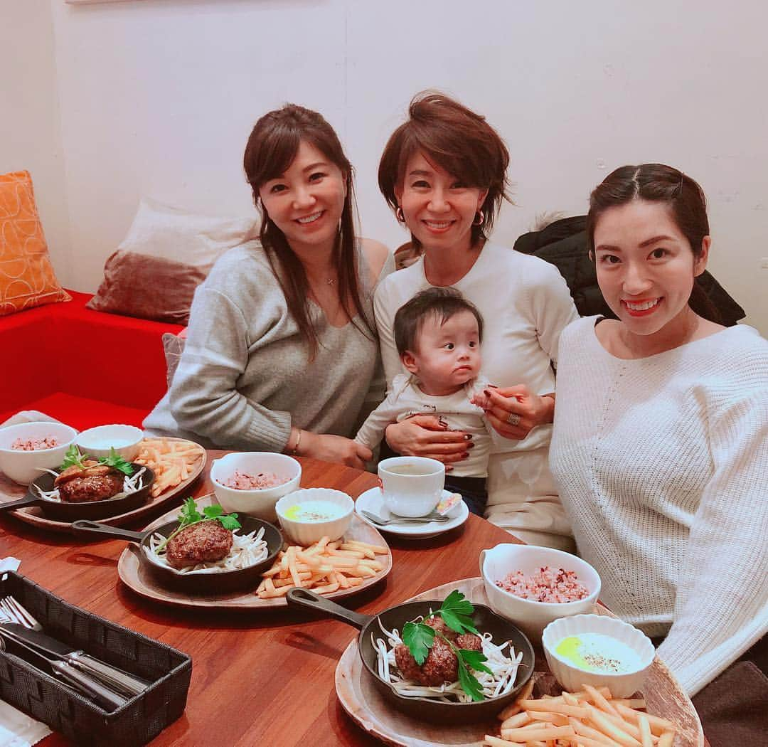 庄司ゆうこさんのインスタグラム写真 - (庄司ゆうこInstagram)「今日はクレアさんとたまえさんと肉バルサルーでランチ💕クレアさんのお誕生日お祝いも出来てよかった(^^)そして可愛い赤ちゃんに癒されたぁ😍私、まだおっぱい出ないのに、抱っこしたら私のおっぱい探していたのかスリスリしてくれて可愛かった💕 そして全４回の母親学級にも行き、本日が最終回でした🤗全部参加出来て良かった✨ #肉バルサルー#サルーファミリア#子連れランチ#女の子ママ#先輩ママ#恵比寿ランチ#ハンバーグ#母親学級#最終回#妊娠34週#マタニティライフ満喫中#妊娠9ヶ月」2月28日 20時23分 - yuko.shoji