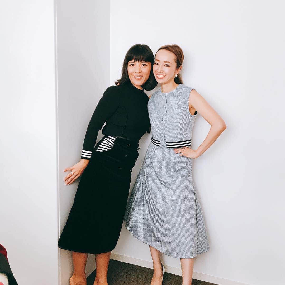 BORDERS at BALCONYのインスタグラム：「2019SS COLLECTIONの新作商品【TWEED TOP＆ TWEED SKIRT】のご紹介・春夏展示会のときの1シーンです！@akinyc ありがとうございます。⁣⠀ ・⁣⠀ 今日から @bordersatbalcony_official のオフィシャルオンラインストアでお買い求めいただけます！皆様はぜひお見逃しなく！⁣⠀ ・⁣⠀ #ボーダーズアットバルコニー #ボーダーズ #ボーダー #ボーダーコーデ #ボーダートップス #ボーダートップス #ボーダー好き #橫條紋 #stripes #style #newcolloection2019 #musthave #2019ss #ワンピース #workwearstyle #officeoutfit #fashionstyle #fashionista #instagood #blackandwhite #春裝  #新貨上架 #日本女裝 #workstyle #officelook #officewear #workwear #officefashion⁣ #spring #fashionpost」
