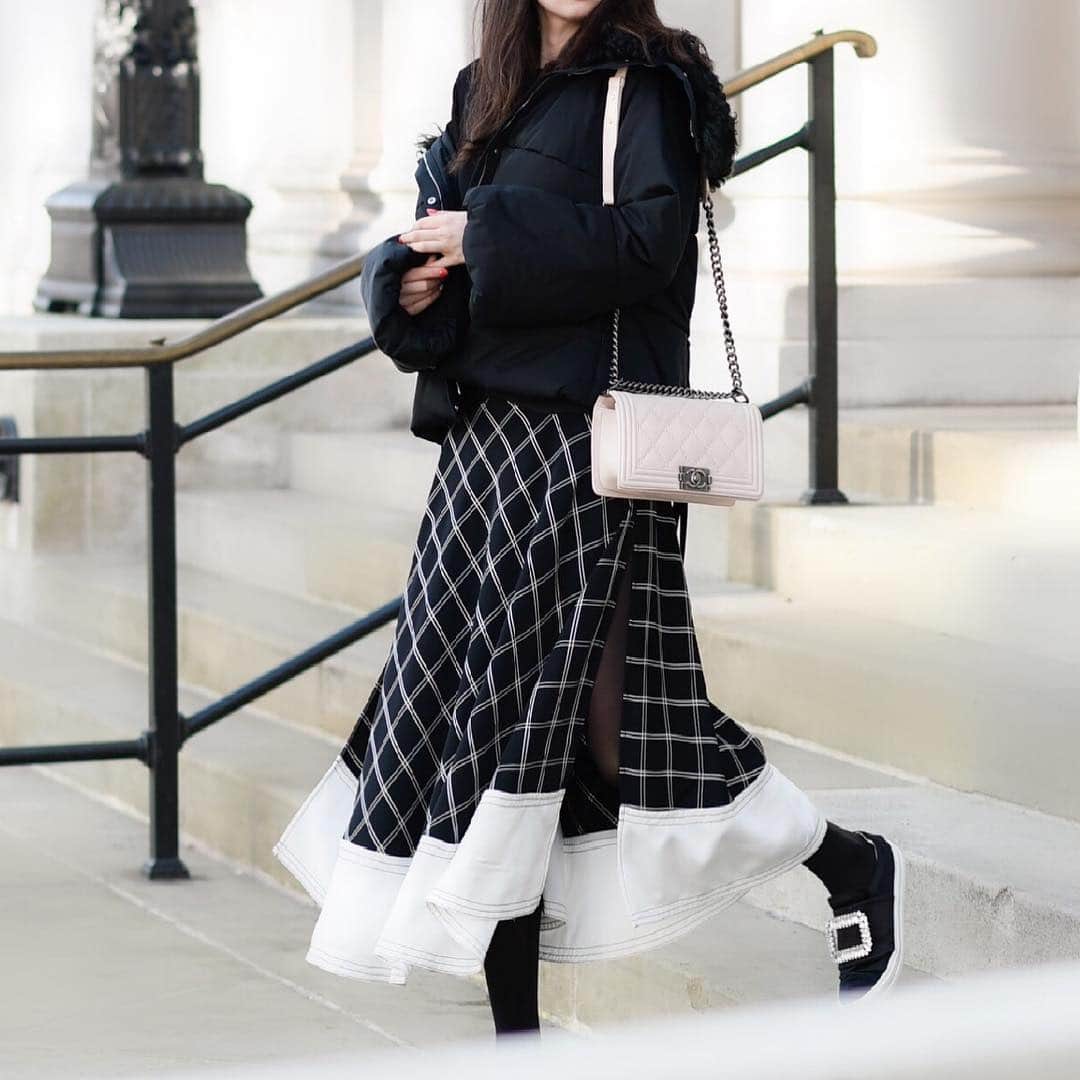辻莉紗子さんのインスタグラム写真 - (辻莉紗子Instagram)「サイドにスリットの入ったチェックのロングスカート👀🖤フェミニンなアイテムをカジュアルダウンしてコーディネートするのが好きです🖤#monochrome #outfit #fashion #london #instafashion #selfportrait」2月28日 20時53分 - risaliisako_66